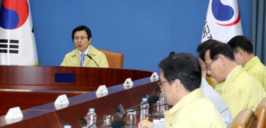 황교안 대통령 권한대행 국무총리가 8일 정부 서울-지자체 간 민관합동 구제역·AI 일일점검 영상회의에서 발언하고 있다.